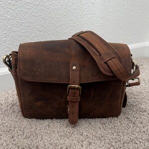 Classic Brown Leather Shoulder Bag with Adjustable Strap
